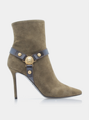 Bottine Balmain Eva Ankle Booty en cuir kaki
Vue latérale bottine kaki à talon aiguille Balmain
Chaussure femme élégante en cuir de veau kaki Balmain
Bout pointu bottine Balmain avec détails dorés
Bottines Balmain haut de gamme kaki avec talon 7.5 cm

